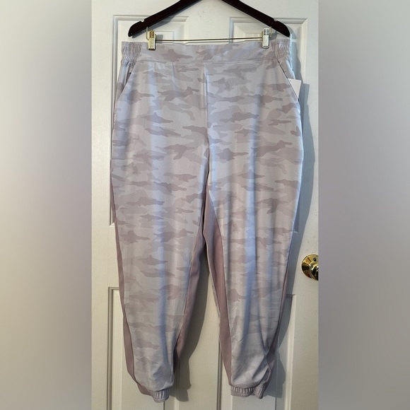 NWT ATHLETA Brooklyn Lined Camo Jogger 16 Light Lavender Stretch Spring Pockets - Picture 3 of 14